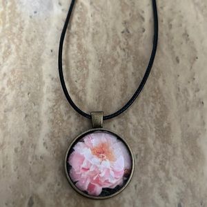 A round pendant pink flower necklace